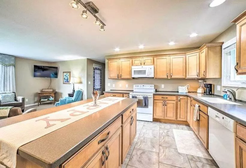 Bloomington Family Home   Private Deck & Yard