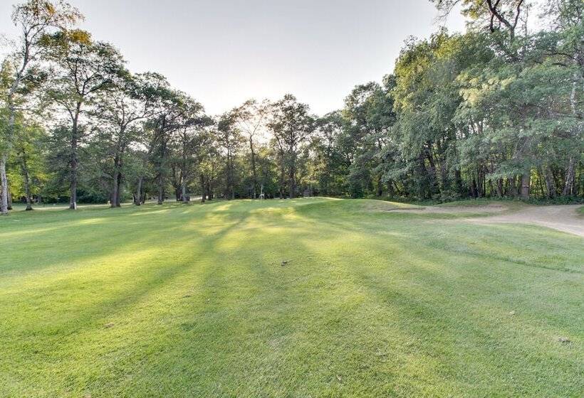 Breezy Point Cabin: Deck W/ Golf Course Views!