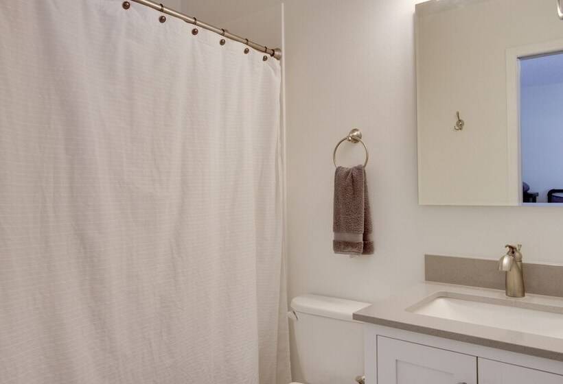 Breezy Point Cabin: Deck W/ Golf Course Views!