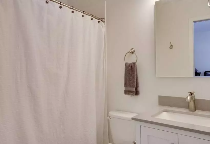 Breezy Point Cabin: Deck W/ Golf Course Views!