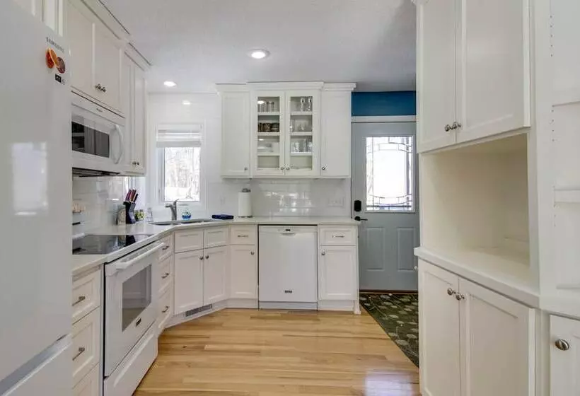 Breezy Point Cabin: Deck W/ Golf Course Views!