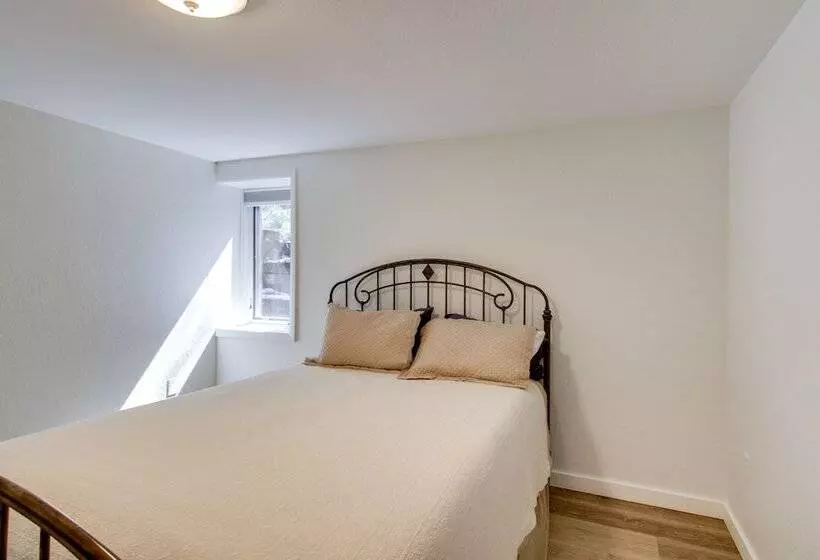 Breezy Point Cabin: Deck W/ Golf Course Views!