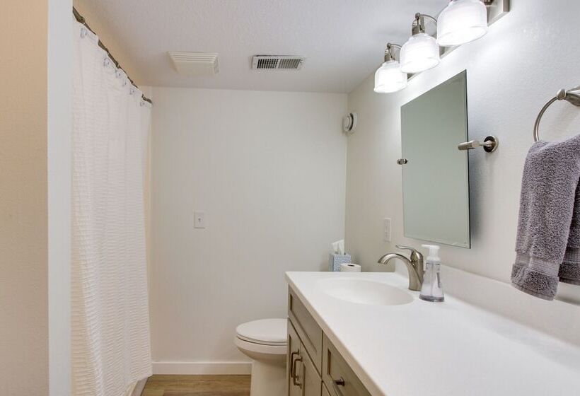 Breezy Point Cabin: Deck W/ Golf Course Views!