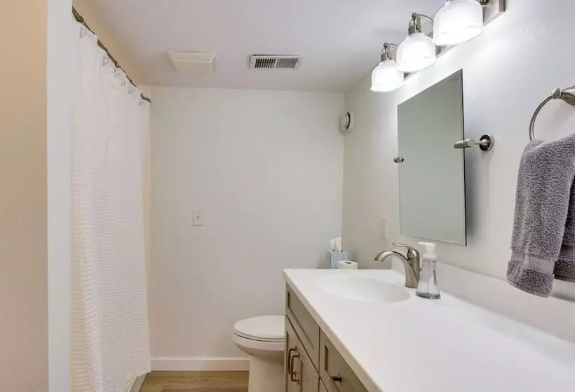 Breezy Point Cabin: Deck W/ Golf Course Views!