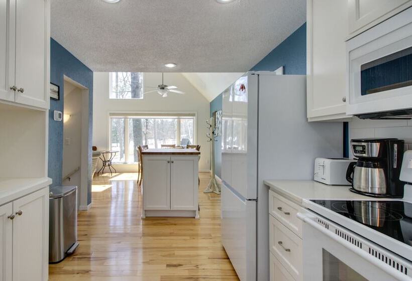 Breezy Point Cabin: Deck W/ Golf Course Views!