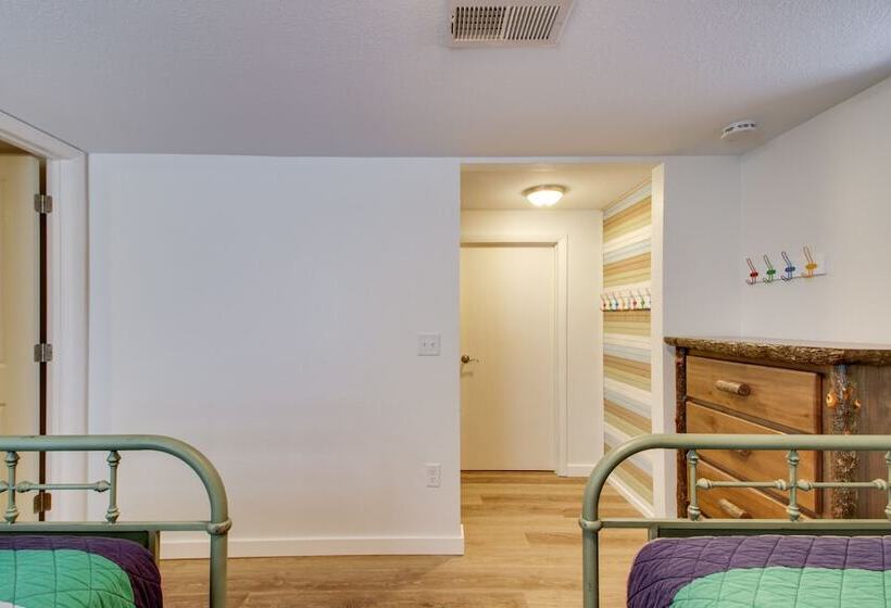 Breezy Point Cabin: Deck W/ Golf Course Views!