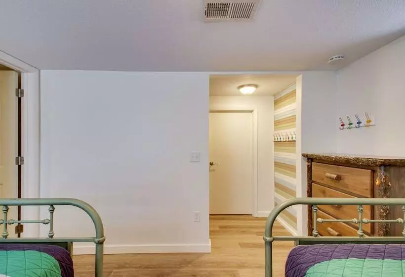 Breezy Point Cabin: Deck W/ Golf Course Views!