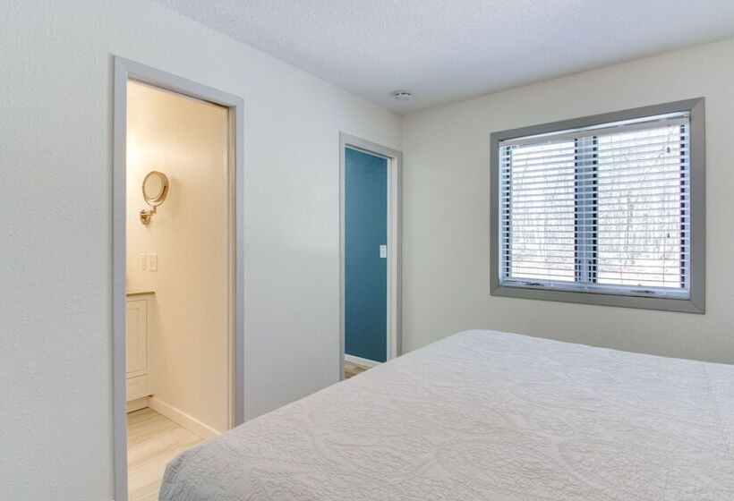 Breezy Point Cabin: Deck W/ Golf Course Views!