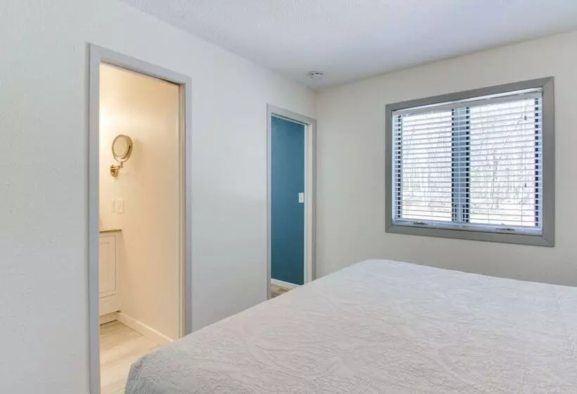 Breezy Point Cabin: Deck W/ Golf Course Views!