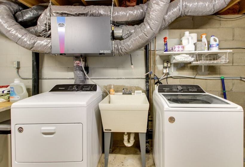 Breezy Point Cabin: Deck W/ Golf Course Views!