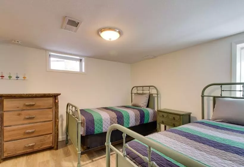 Breezy Point Cabin: Deck W/ Golf Course Views!