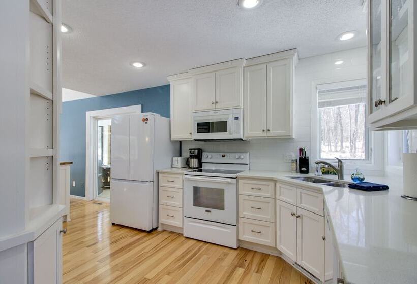 Breezy Point Cabin: Deck W/ Golf Course Views!