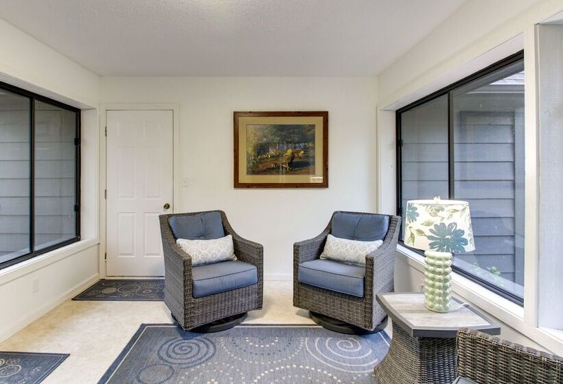 Breezy Point Cabin: Deck W/ Golf Course Views!