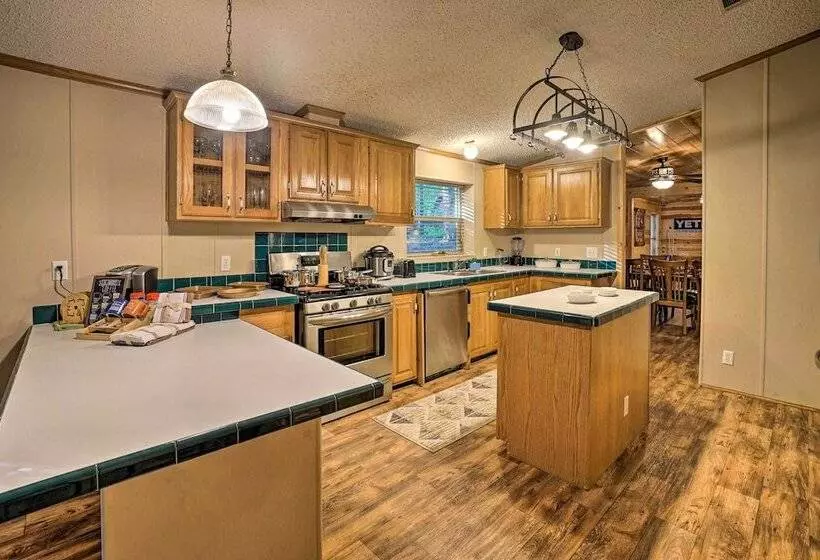 Broken Bow Oasis: Hot Tub, Fire Pit & Patio