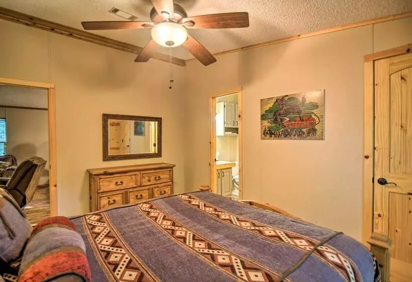 Broken Bow Oasis: Hot Tub, Fire Pit & Patio