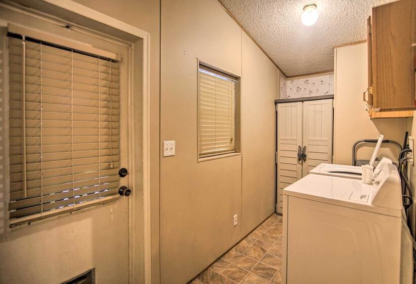 Broken Bow Oasis: Hot Tub, Fire Pit & Patio