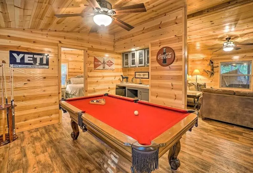 Broken Bow Oasis: Hot Tub, Fire Pit & Patio