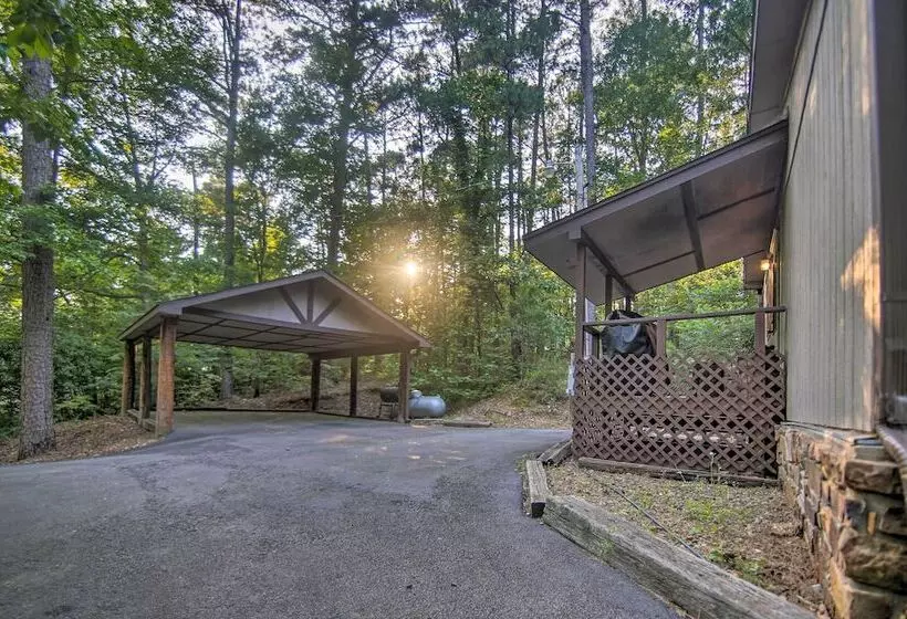 Broken Bow Oasis: Hot Tub, Fire Pit & Patio