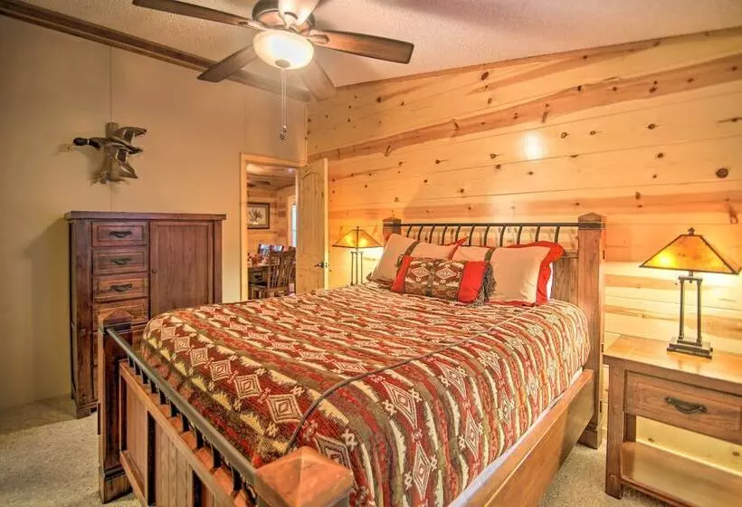 Broken Bow Oasis: Hot Tub, Fire Pit & Patio