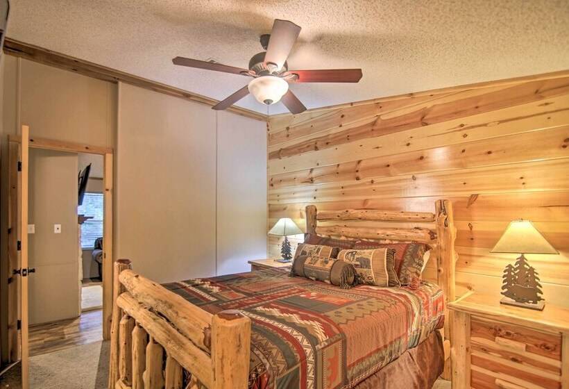 Broken Bow Oasis: Hot Tub, Fire Pit & Patio