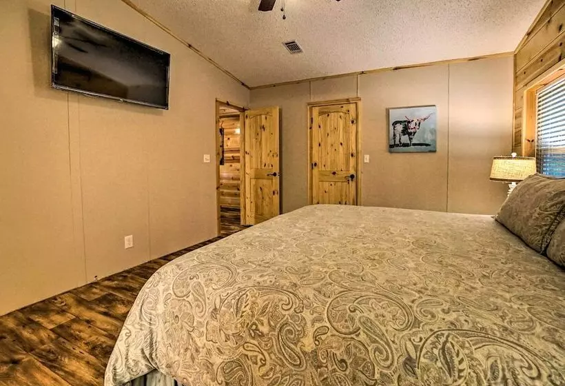 Broken Bow Oasis: Hot Tub, Fire Pit & Patio