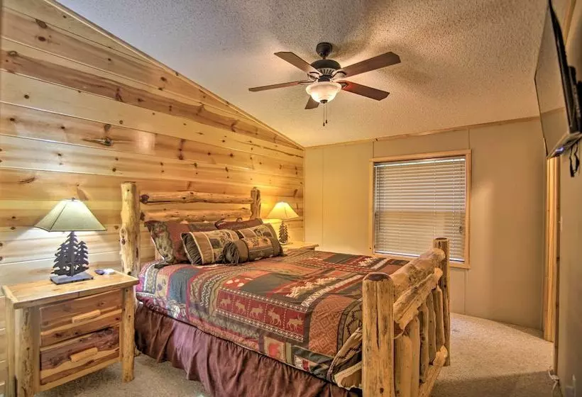 Broken Bow Oasis: Hot Tub, Fire Pit & Patio