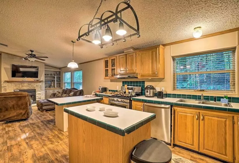 Broken Bow Oasis: Hot Tub, Fire Pit & Patio