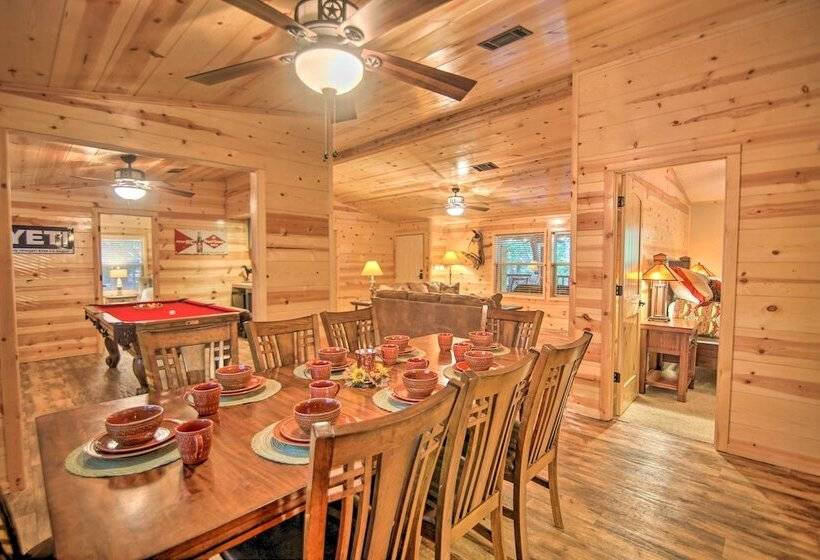 Broken Bow Oasis: Hot Tub, Fire Pit & Patio