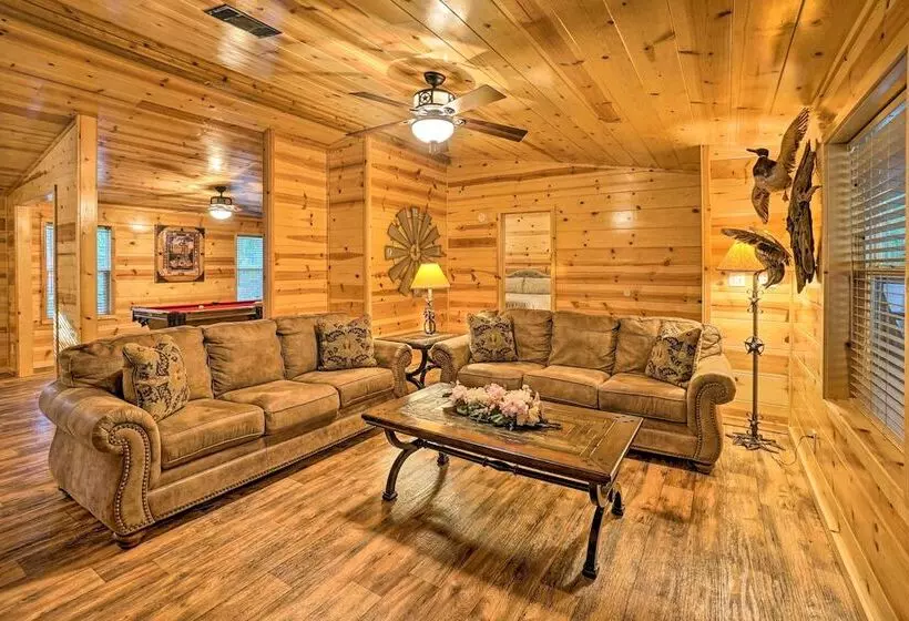 Broken Bow Oasis: Hot Tub, Fire Pit & Patio