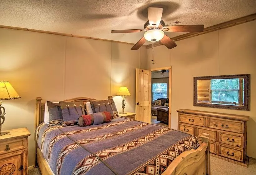 Broken Bow Oasis: Hot Tub, Fire Pit & Patio