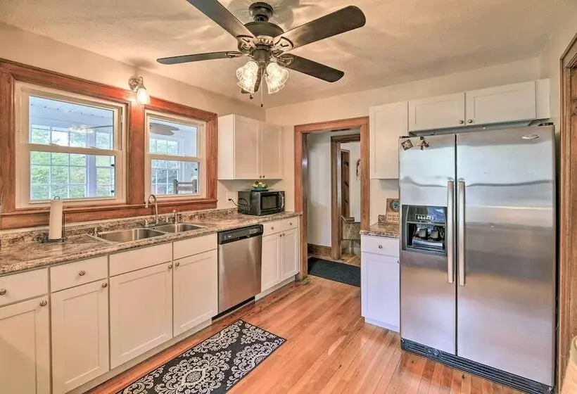 Trout House  In Dtwn Damascus: Near Creeper Trail