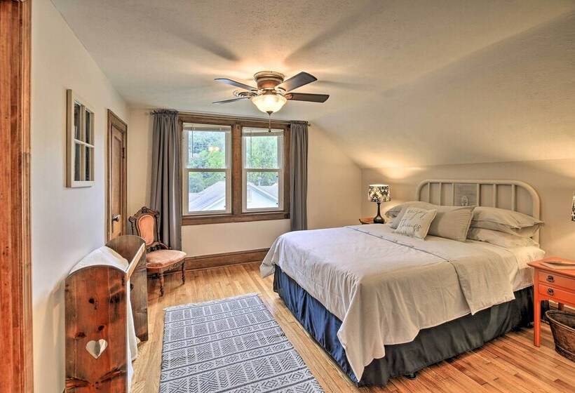 Trout House  In Dtwn Damascus: Near Creeper Trail