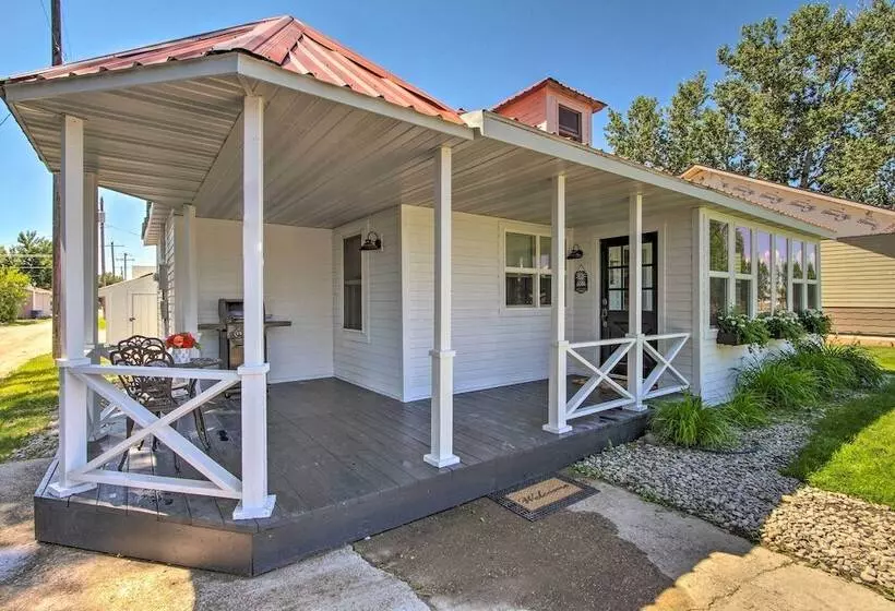 Charming Choteau Cottage: Ski & Fish Nearby!