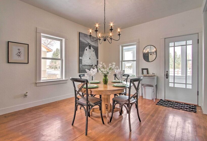 Charming Choteau Cottage: Ski & Fish Nearby!