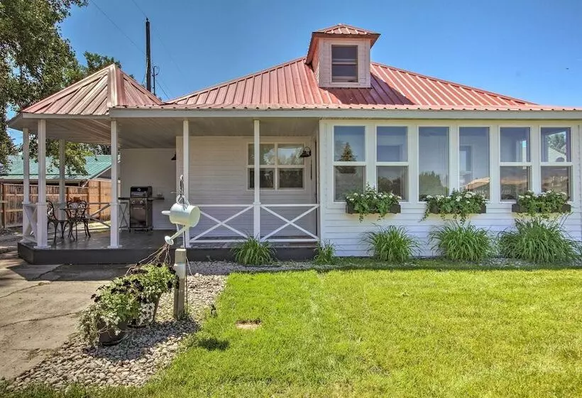 Charming Choteau Cottage: Ski & Fish Nearby!