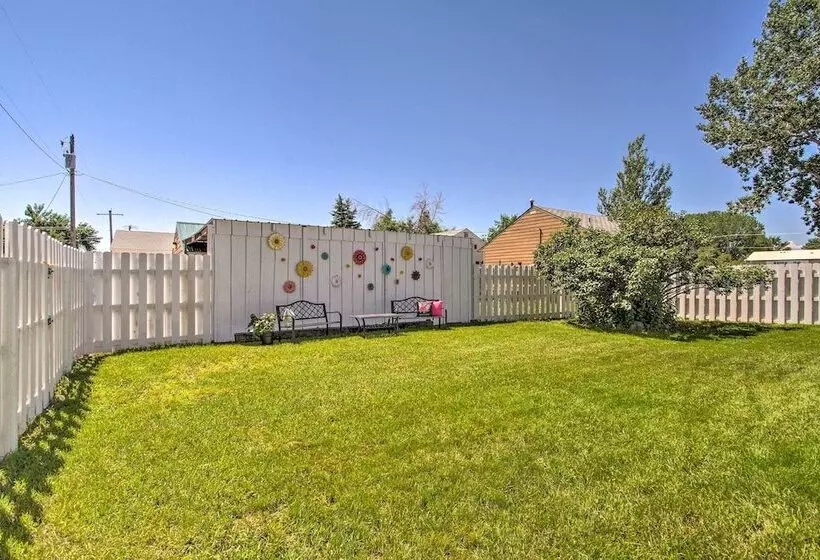 Charming Choteau Cottage: Ski & Fish Nearby!