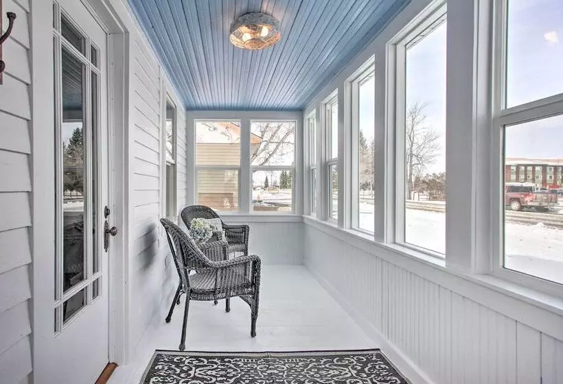 Charming Choteau Cottage: Ski & Fish Nearby!