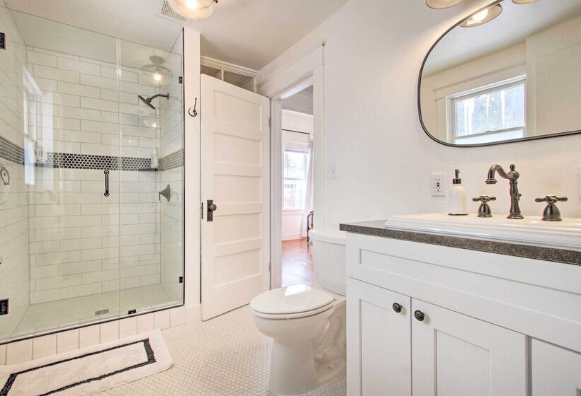 Charming Choteau Cottage: Ski & Fish Nearby!