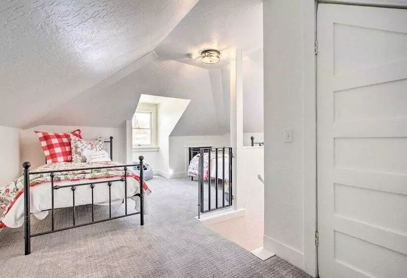 Charming Choteau Cottage: Ski & Fish Nearby!