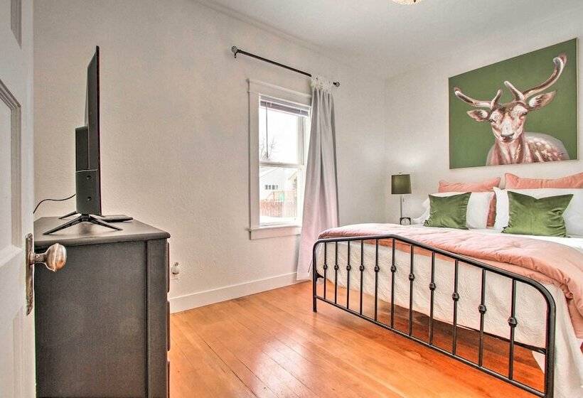 Charming Choteau Cottage: Ski & Fish Nearby!