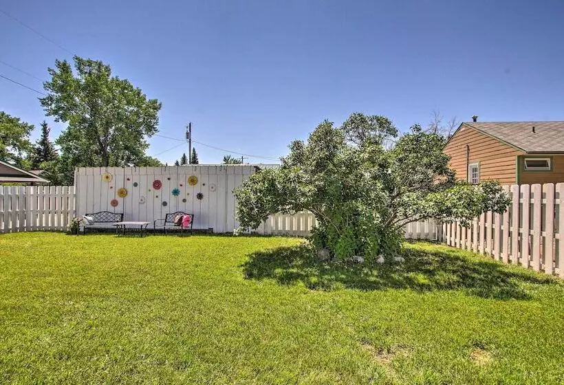 Charming Choteau Cottage: Ski & Fish Nearby!