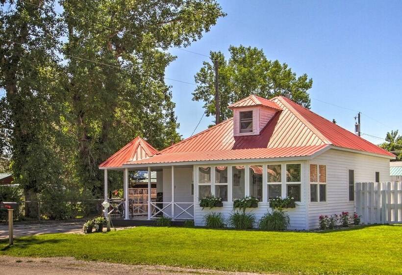Charming Choteau Cottage: Ski & Fish Nearby!