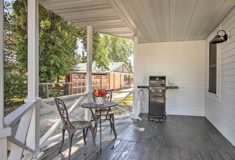 Charming Choteau Cottage: Ski & Fish Nearby!