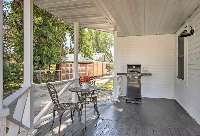 Charming Choteau Cottage: Ski & Fish Nearby!