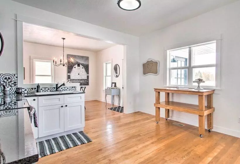 Charming Choteau Cottage: Ski & Fish Nearby!