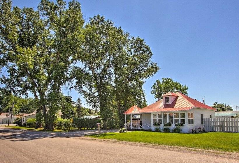 Charming Choteau Cottage: Ski & Fish Nearby!
