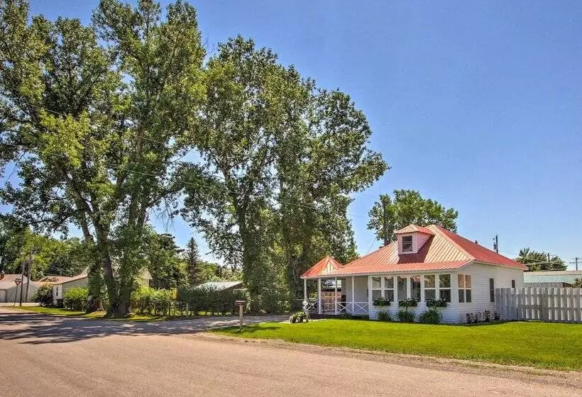 Charming Choteau Cottage: Ski & Fish Nearby!