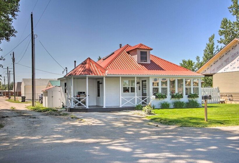 Charming Choteau Cottage: Ski & Fish Nearby!