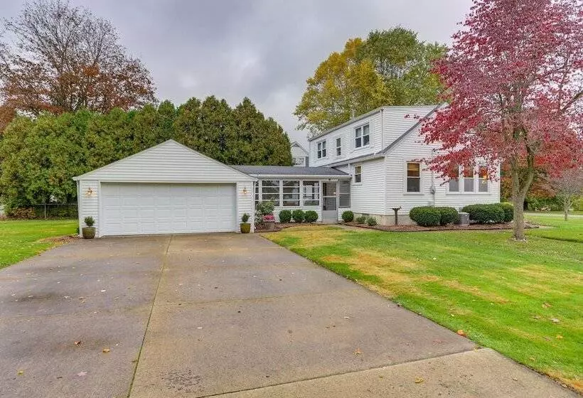 Cozy Cottage In Historic Village: Near Cedar Point