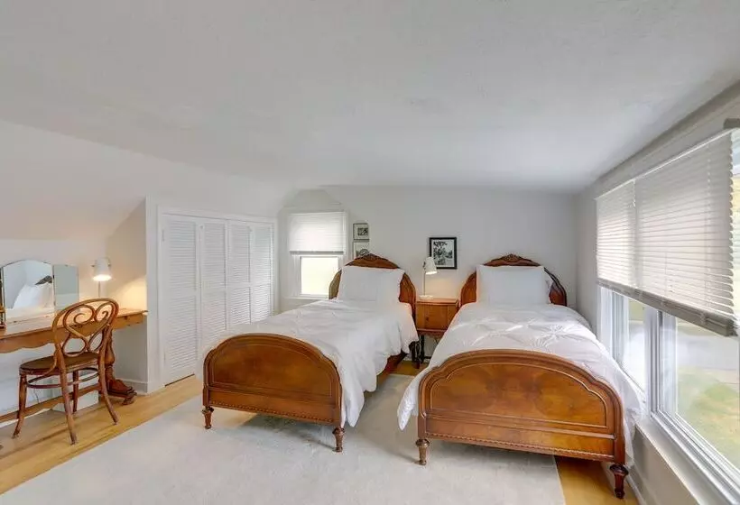 Cozy Cottage In Historic Village: Near Cedar Point